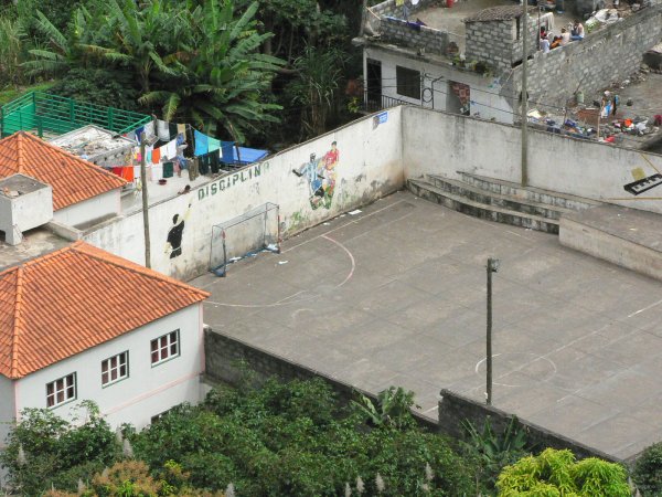 28- Le terrain de sport de Cabo de Ribeira 